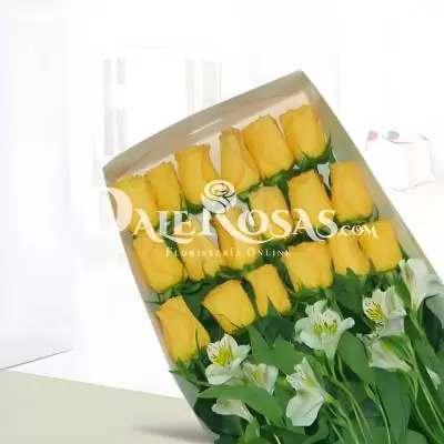 Caja de 18 Rosas Amarillas - Rosas - Una delicada caja esconde los más intensos sentimientos del alma, sentirá como la pasión se apodera de su vida, sorprende a ese ser con este hermoso detalle. Adentro de la caja se ubican 18 rosas amarillas y follajes verdes, la caja va con su respectiva tapa. Te recomendamos acompañar este diseño con globos, chocolates, peluches o vinos para hacer aún más especial tu detalle, en el siguiente paso de la compra puedes agregar a tu orden estos productos si lo deseas. - Dalerosas
