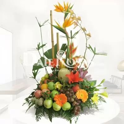 Diseño Floral con Frutas Alfa - Fruteros - Elegante y delicado diseño floral que mezcla la variedad de las frescas frutas tropicales, con una sutil combinación de flores exóticas. Sin duda alguna un detalle ideal para sorprender a ese ser especial. Te recomendamos acompañar este diseño con globos, chocolates, peluches o vinos para hacer aún más especial tu detalle, en el siguiente paso de la compra puedes agregar a tu orden estos productos si lo deseas. - Dalerosas