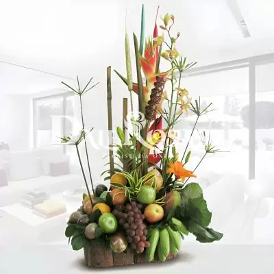 Diseño Floral con Frutas Eclipse - Fruteros - Delicado y elegante diseño floral floral que combina la belleza de las flores exóticas con la frescura y delicia de las frutas tropicales. Demuestre su afecto y aprecio por medio de este hermoso detalle. Te recomendamos acompañar este diseño con globos, chocolates, peluches o vinos para hacer aún más especial tu detalle, en el siguiente paso de la compra puedes agregar a tu orden estos productos si lo deseas. - Dalerosas