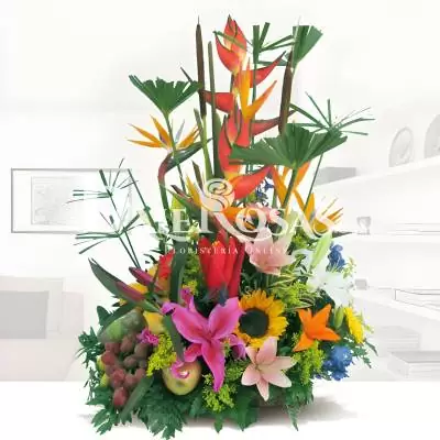Diseño Floral con Frutas Tentación - Fruteros - No hay persona que resista la dulce tentación de saborear las frescas frutas tropicales que componen este diseño floral, la gran variedad de flores exoticas hacen de este arreglo un detalle inolvidable. Te recomendamos acompañar este diseño con globos, chocolates, peluches o vinos para hacer aún más especial tu detalle, en el siguiente paso de la compra puedes agregar a tu orden estos productos si lo deseas. - Dalerosas