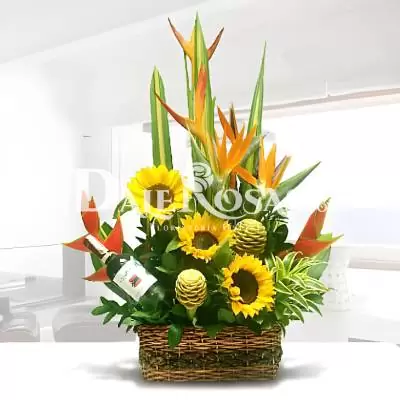 Diseño Floral Fantasía - Girasoles - Este elegante diseño se encuentra elaborado sobre base de mimbre o similar, se compone de 3 girasoles, aves del paraíso, heliconias, maracas o similar y follajes verdes. El arreglo floral está acompañado de una botella de vino tinto. Te recomendamos acompañar este diseño con globos, chocolates, peluches o vinos para hacer aún más especial tu detalle, en el siguiente paso de la compra puedes agregar a tu orden estos productos si lo deseas. - Dalerosas