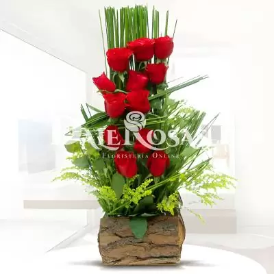 Diseño Floral Pensando en Ti - Rosas - Las rosas son especiales para regalar en cualquier ocasión, su perfume y su aroma puede enamorar a cualquiera, obsequia este lindo arreglo floral compuesto de 12 rosas sobre base rustica de madera y follajes verdes. Te recomendamos acompañar este diseño con globos, chocolates, peluches o vinos para hacer aún más especial tu detalle, en el siguiente paso de la compra puedes agregar a tu orden estos productos si lo deseas. - Dalerosas