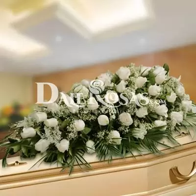 Diseño Fúnebre Cubre Caja Cielo - Fúnebres - Diseño floral de condolencias ideal para colocar sobre la caja fúnebre, envía tus más sentidas condolencias a través de este bello diseño, se compone de 36 rosas blancas y follajes verdes. - Dalerosas