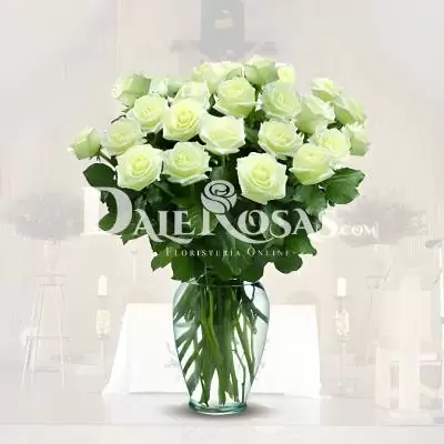 Diseño Fúnebre Pétalos del Alma - Fúnebres - Exprese sus más sinceras condolencias enviando este hermoso florero de rosas blancas finamente decoradas con follajes verdes. Es un detalle ideal para enviar a la residencia de los familiares. - Dalerosas