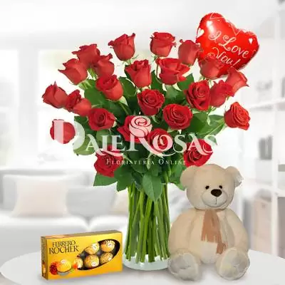 Jarrón Dulce Amor - Rosas - Dile cuanto le amas enviándole este hermoso arreglo floral en jarrón de vidrio con 24 rosas y follajes verdes, acompañadas de 1 caja de chocolates Ferrero por 8 unidades, oso de peluche de aprox 15cm y 1 globo metalizado de Amor. (Los productos adicionales pueden variar según disponibilidad). - Dalerosas
