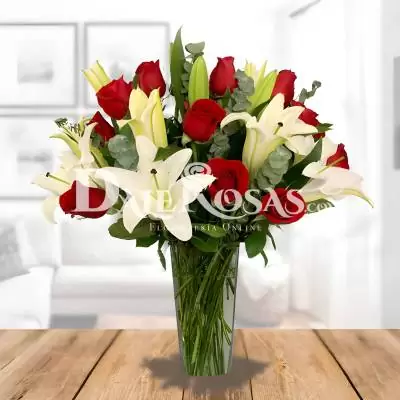 Jarrón Otoño - Jarrones - La mezcla de rosas y lirios es perfecta para expresar afecto y buenas intenciones a una persona, este diseño floral contiene 12 rosas rojas, 4 varas de lirios blancos y follajes verdes sobre un jarrón de vidrio. Te recomendamos acompañar este diseño con globos, chocolates, peluches o vinos para hacer aún más especial tu detalle, en el siguiente paso de la compra puedes agregar a tu orden estos productos si lo deseas. - Dalerosas