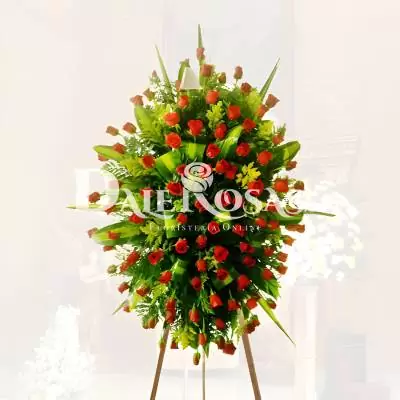 Pedestal Fúnebre Sentido Pésame - Fúnebres - Este majestuoso pedestal fúnebre está elaborado sobre trípode de bambú, está compuesto por 100 rosas rojas y follajes verdes. Por medio de este arreglo puedes demostrar el gran dolor que causa su partida. - Dalerosas